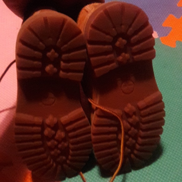 "TIMS" Size 9.5 - Picture 4 of 4